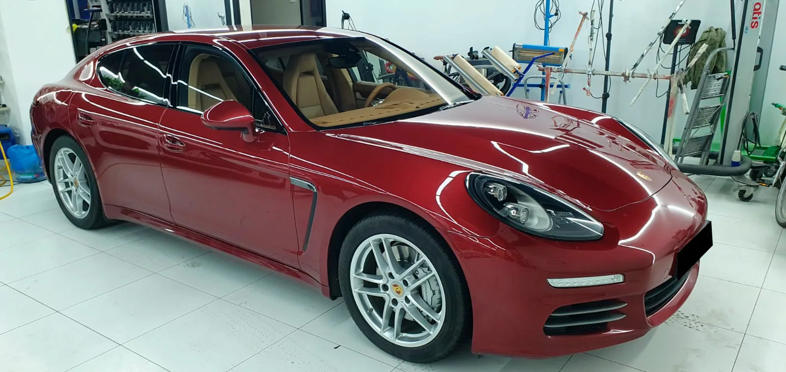 Мастер AutoCrown полирует кузов автомобиля